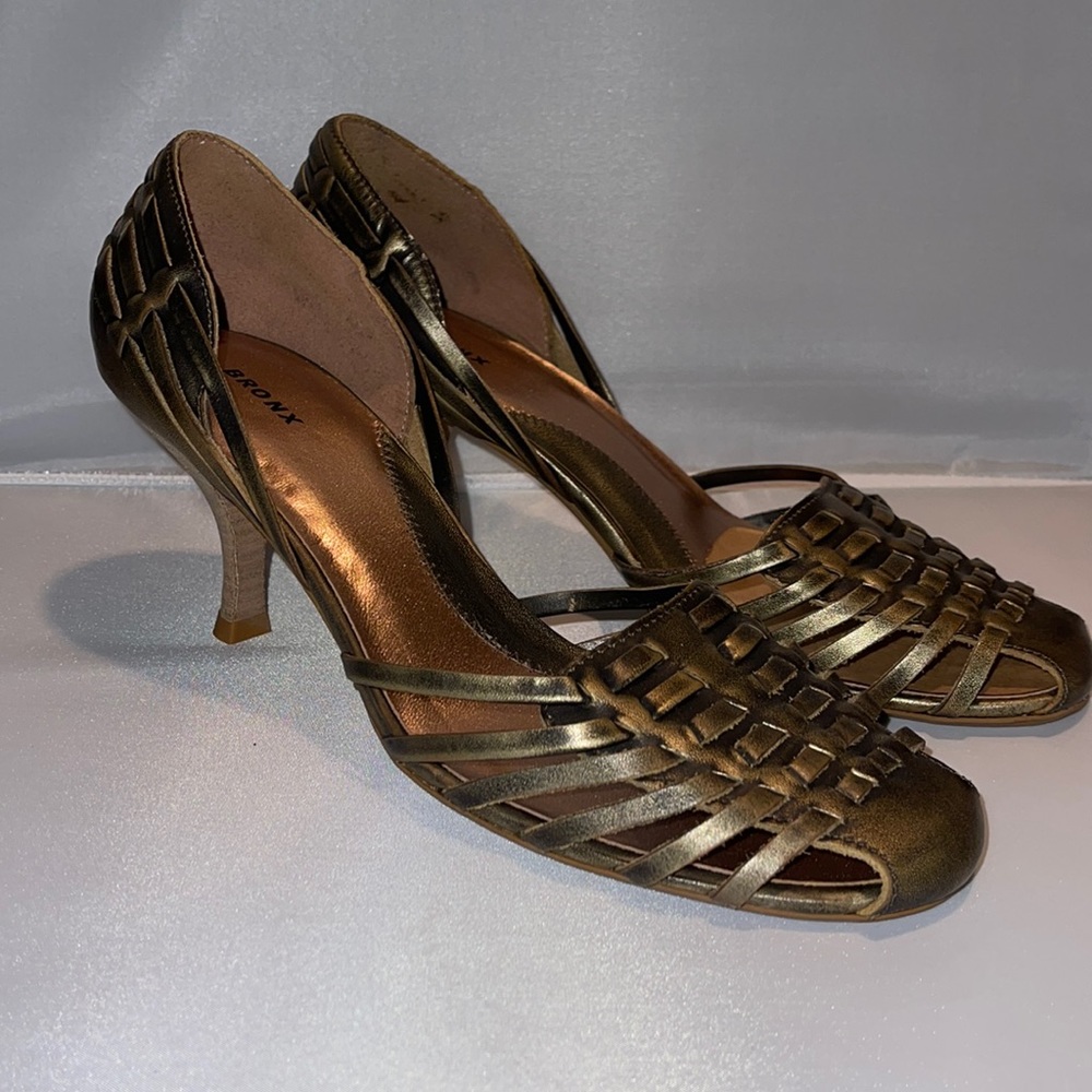 Brand new Kitten heel Made in Brazil Leather Upper